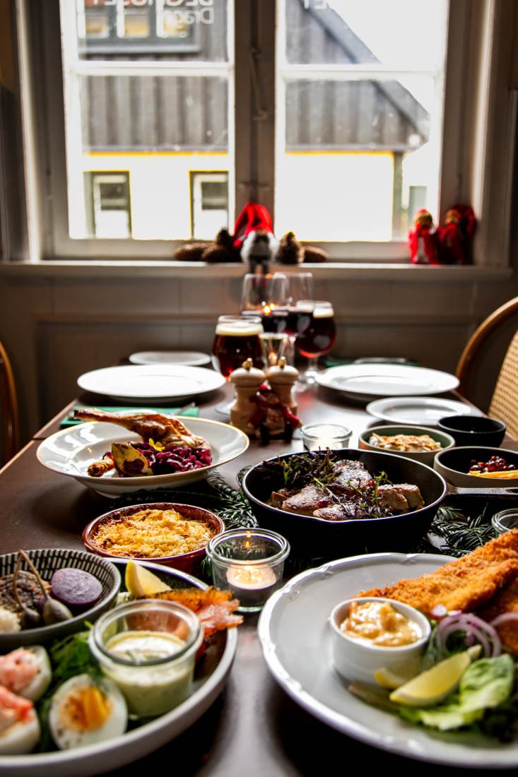 Julebord på Beghuset med andesteg, frikadeller og en nisse i vindueskarmen