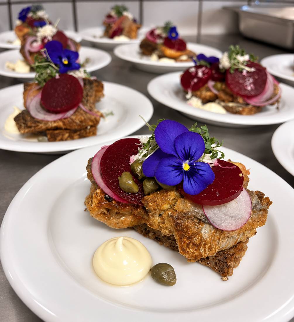 Sild på rugbrød med rødbeder, kapers, radise og viol