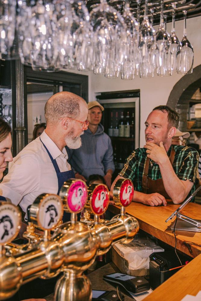Peter Persson og Peter Almén, ejere af Beghuset, i samtale ved baren