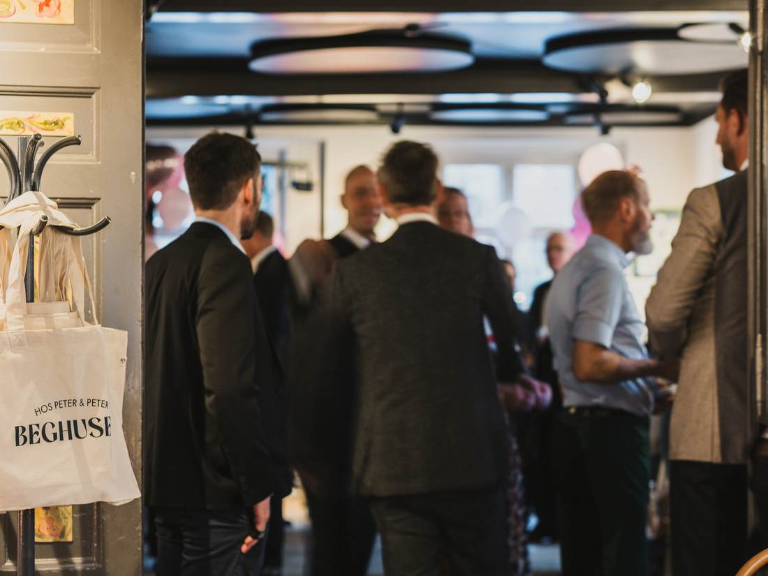 Gæster ankommer til en fest på Beghuset